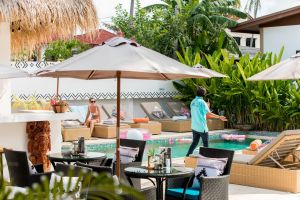 Pihenjen a medence mellett a Maya Resort Samui-ban, ahol a trópusi elegancia találkozik a Fisherman-s Village Bophut pezsgő hangulatával.