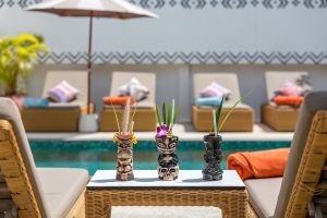 Pihenjen a medence mellett a Maya Resort Samui-ban, ahol a bonyolult Maya-stílusú dekoráció kiegészíti a vibráló Bophut életstílust.