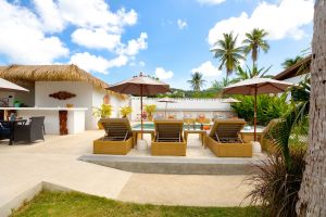 Tapasztalja meg a Maya Resort Samui békés trópusi luxusát elegáns medence melletti napozóágyakkal és buja kertre néző kilátással, amely visszatükrözi Fisherman-s Village Bophut pezsgő hangulatát.